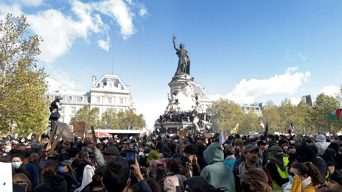 A Paris, une foule compacte et une multitude de "ras-le-bol" dans la manifestation du 17 octobre