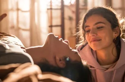 Alanis Guillen e Bruna Marquezine surgem em clima de romance em novas fotos de “Amor da Minha Vida”