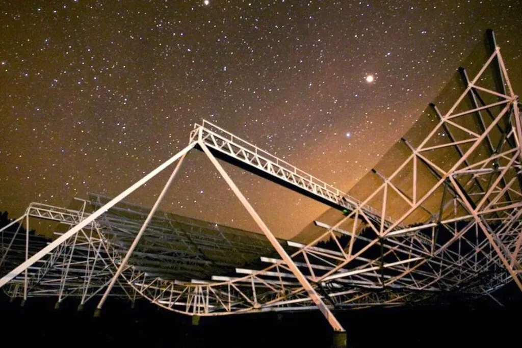 En 2025 una potente onda de radio vino del espacio exterior. 158 días después supimos de dónde vino