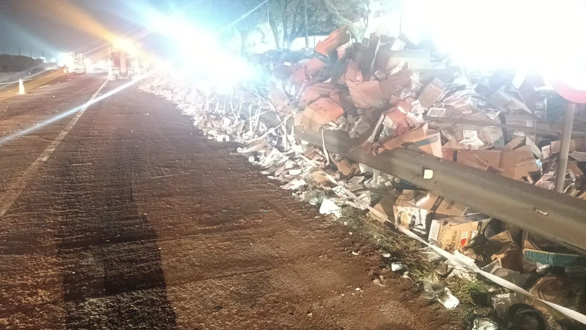 Colisão entre dois caminhões interdita pista da Dutra por mais de 3 horas em Pindamonhangaba, SP
