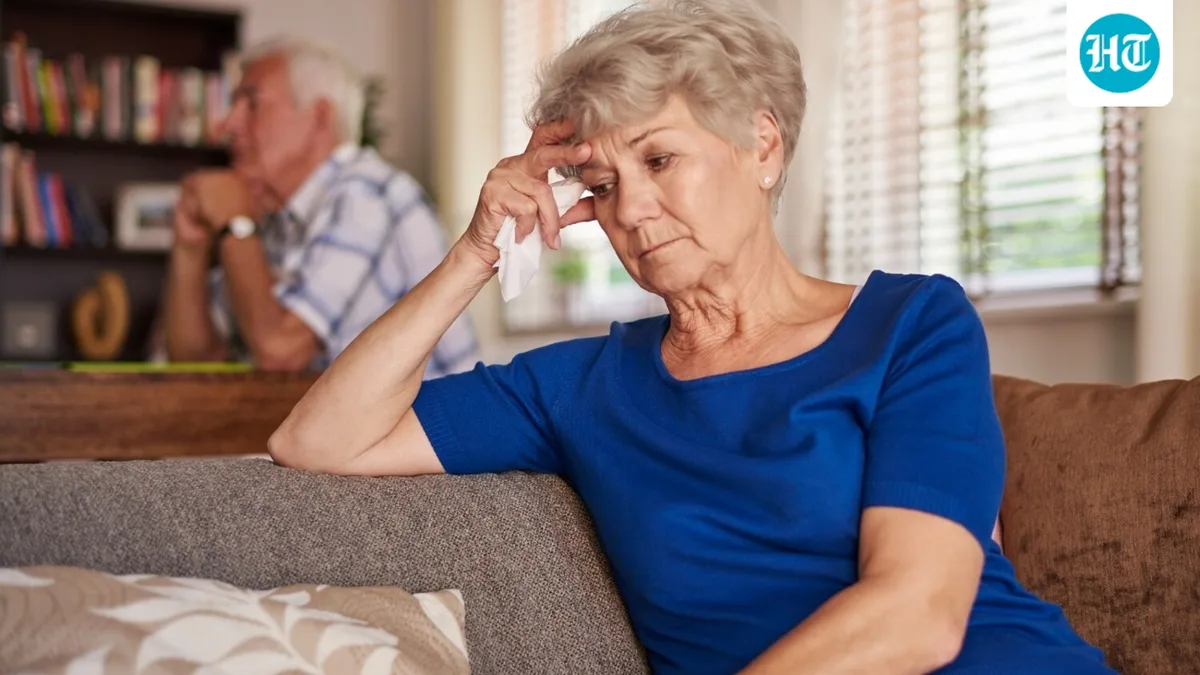 Dementia or normal forgetfulness? Psychiatrist shares 5 early signs families should not miss
