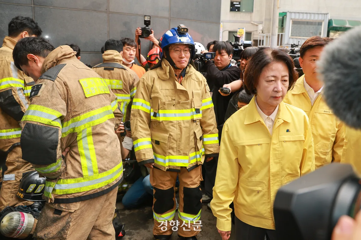 ‘소방관 5명 중경상’ 부천 화재 현장 찾은 추미애···빨대 발언 해명 요구에 “그런 얘기 마시라”