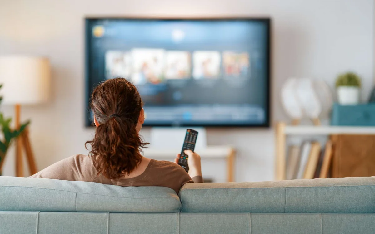 Le temps assis n’explique pas tout : ceux qui regardent beaucoup la télé présentent un profil cérébral différent
