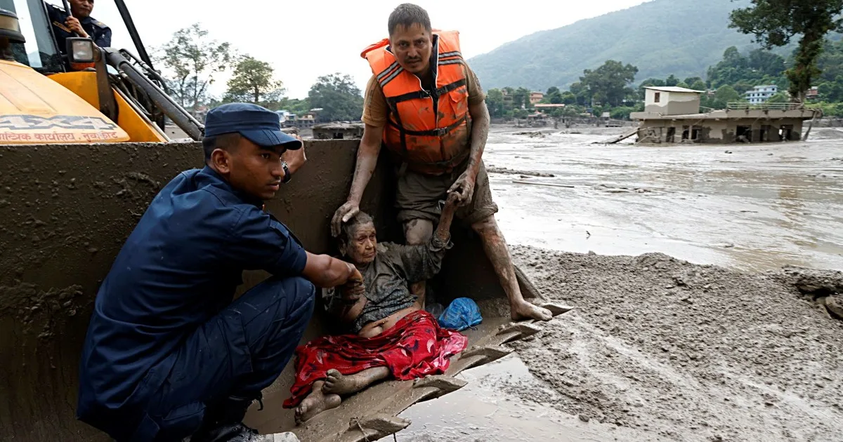 Desastre en Nepal: las fotos y videos más impactantes de la riada que dejó decenas de muertos y desaparecidos