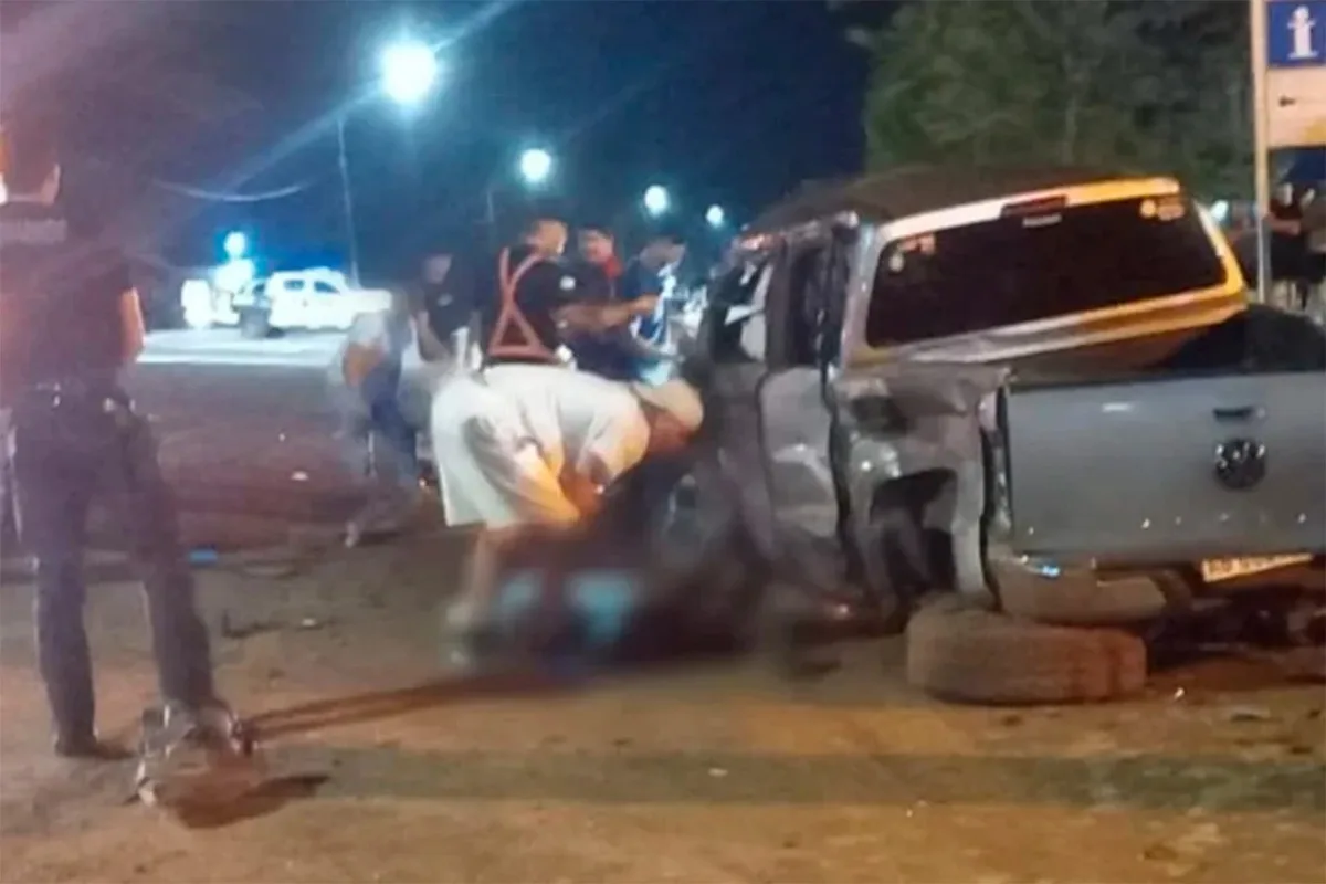 Brutal choque en Misiones: un adolescente manejaba una camioneta y provocó un accidente fatal que dejó dos muertos