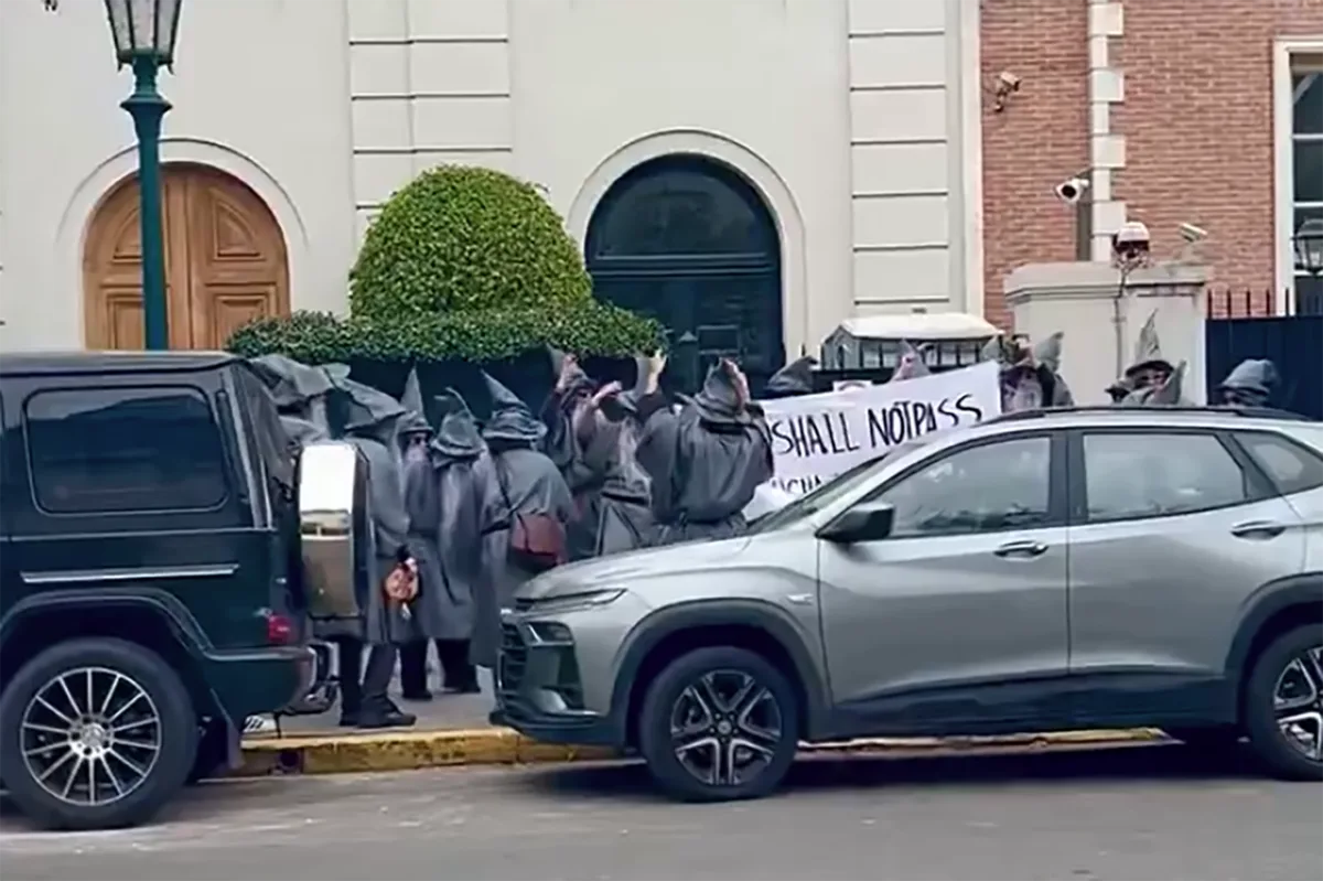 Protestors Dressed as Gandalf Demand Peter Thiel Leave Argentina, Go Back to the Abyss