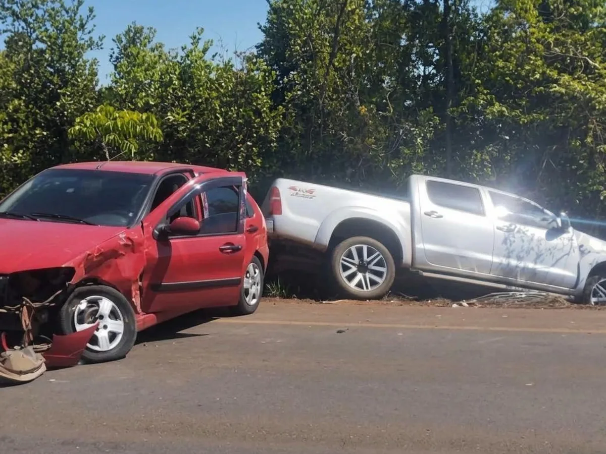 Carro tenta fazer retorno e bate em caminhonete na MGC-251, em Unaí