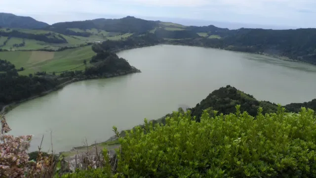 Alerta vulcânico nas Furnas baixa após redução da atividade sísmica