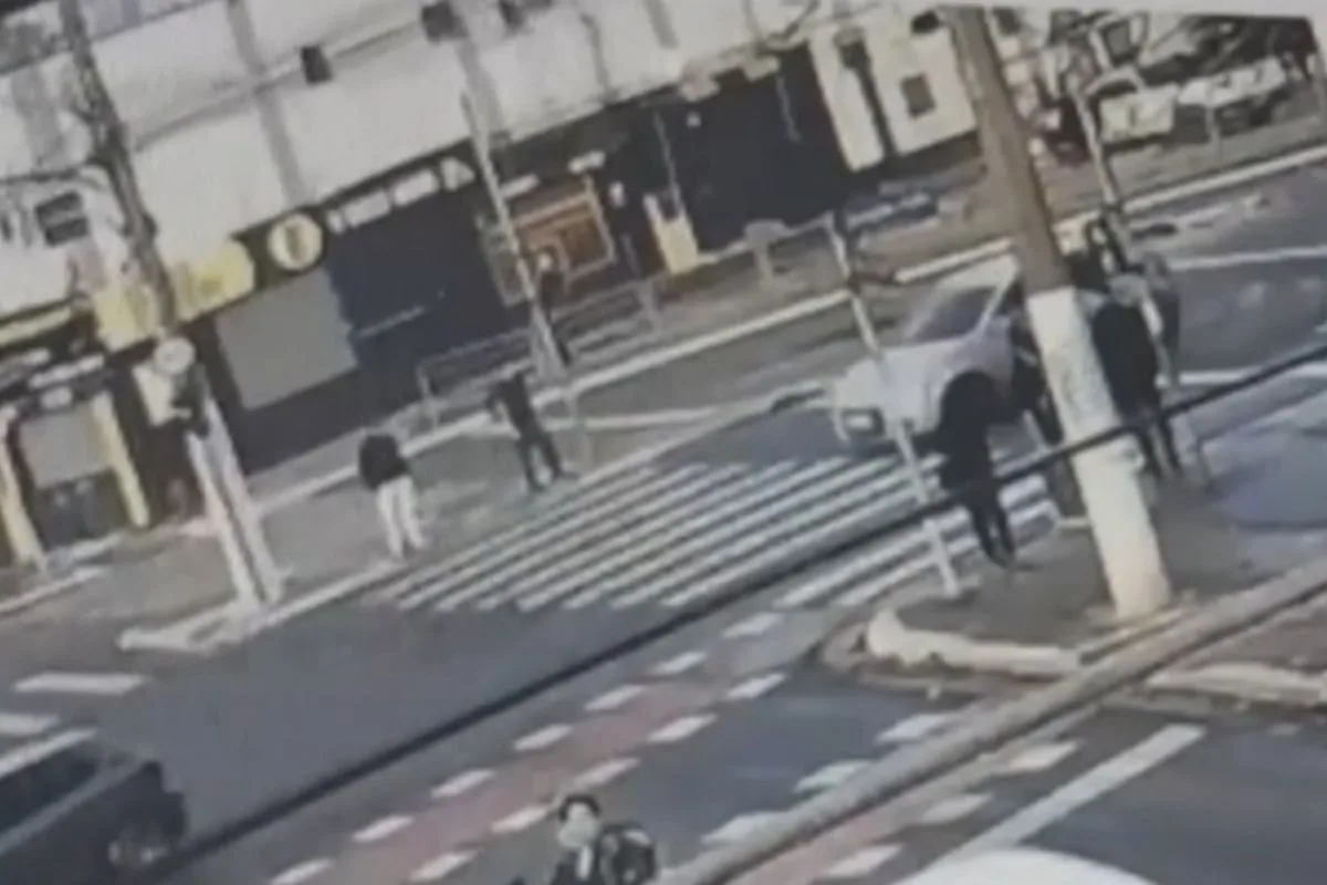 Motorista avança o sinal, atropela e mata pedreiro na faixa de pedestres