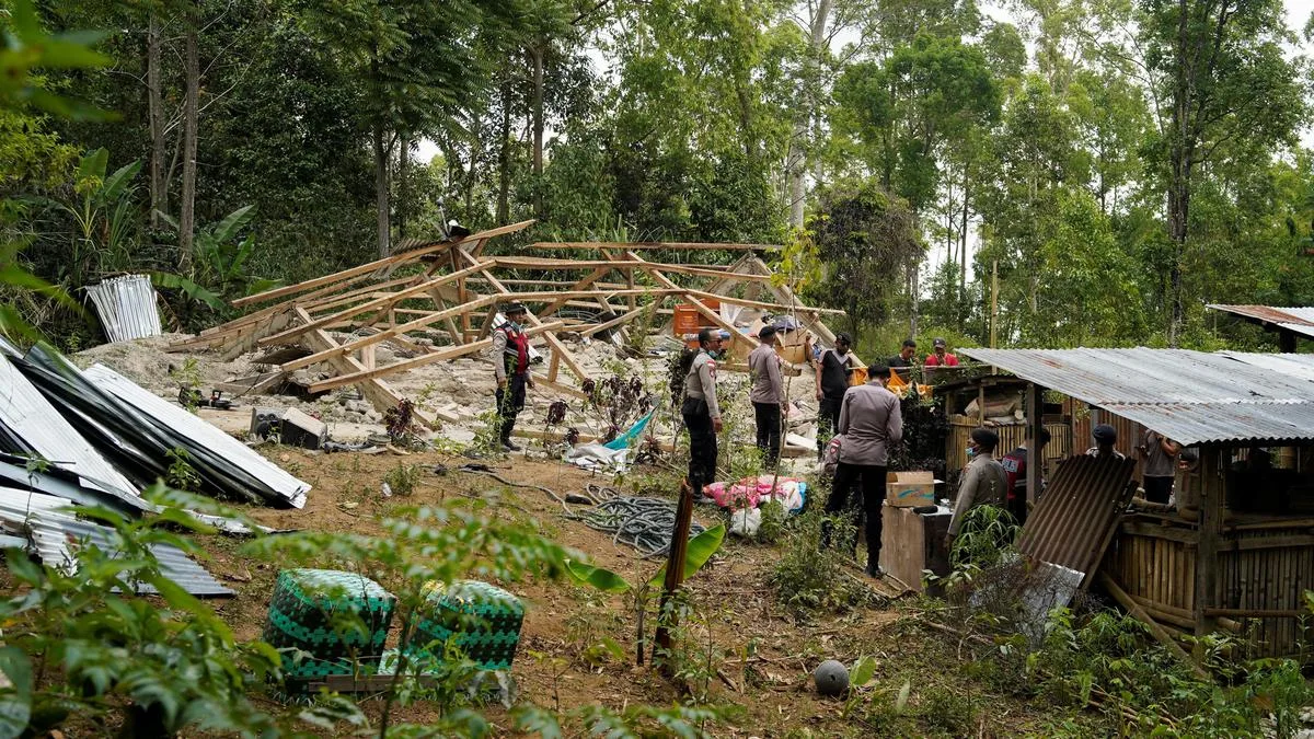 Thousands evacuate after Indonesia quake kills 53, aftershocks hamper rescue efforts