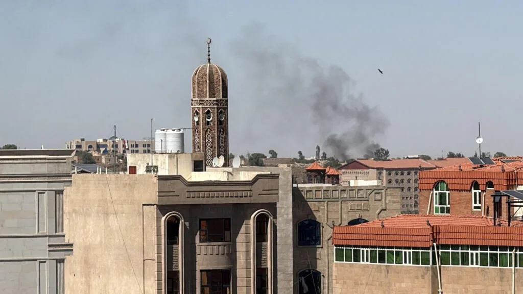 L'Arabie saoudite menace un site pétrolier à Sanaa, les Houthis prêts à riposter sur Riyad