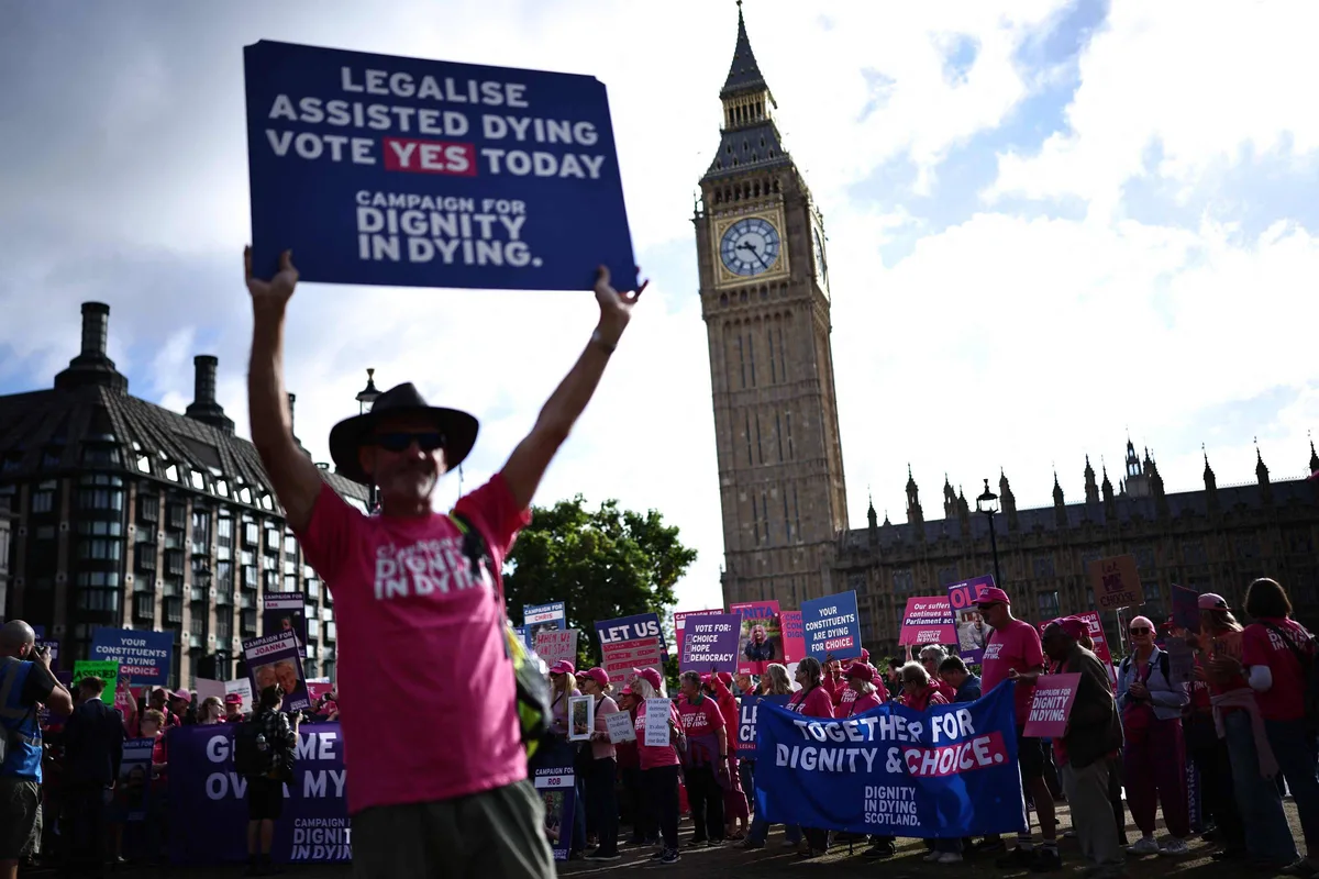 Deputados britânicos rejeitam legalização da ajuda para morrer na Inglaterra e País de Gales