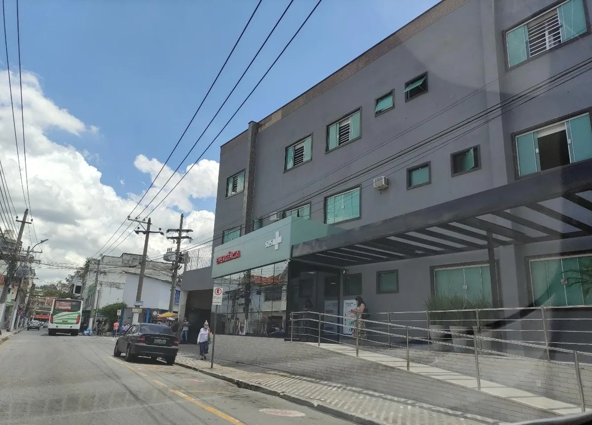Acidente entre carro e moto deixa homem ferido na BR-393, em Barra Mansa
