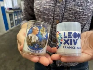 On a visité l’atelier de l’Ouest d’où sortent les bougies du pape à 3 000 à l’heure : « Une vraie fierté »