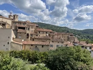 Perché sur une colline, ce village provençal méconnu est l’un des plus beaux de France