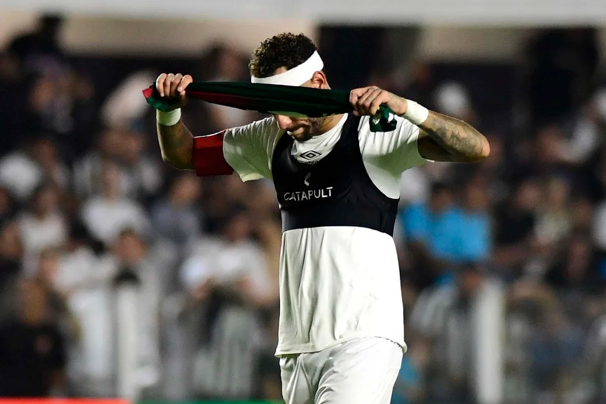 Poupado contra o Atlético-MG, Neymar vê jogo do Santos em telão de iate de luxo; vídeo