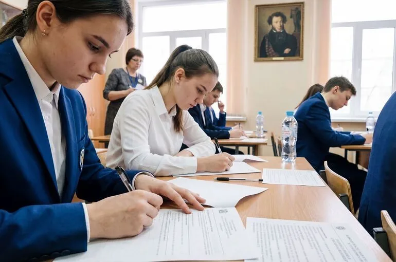 Минпросвещения: Каждый девятиклассник с аттестатом вправе продолжить обучение в школе