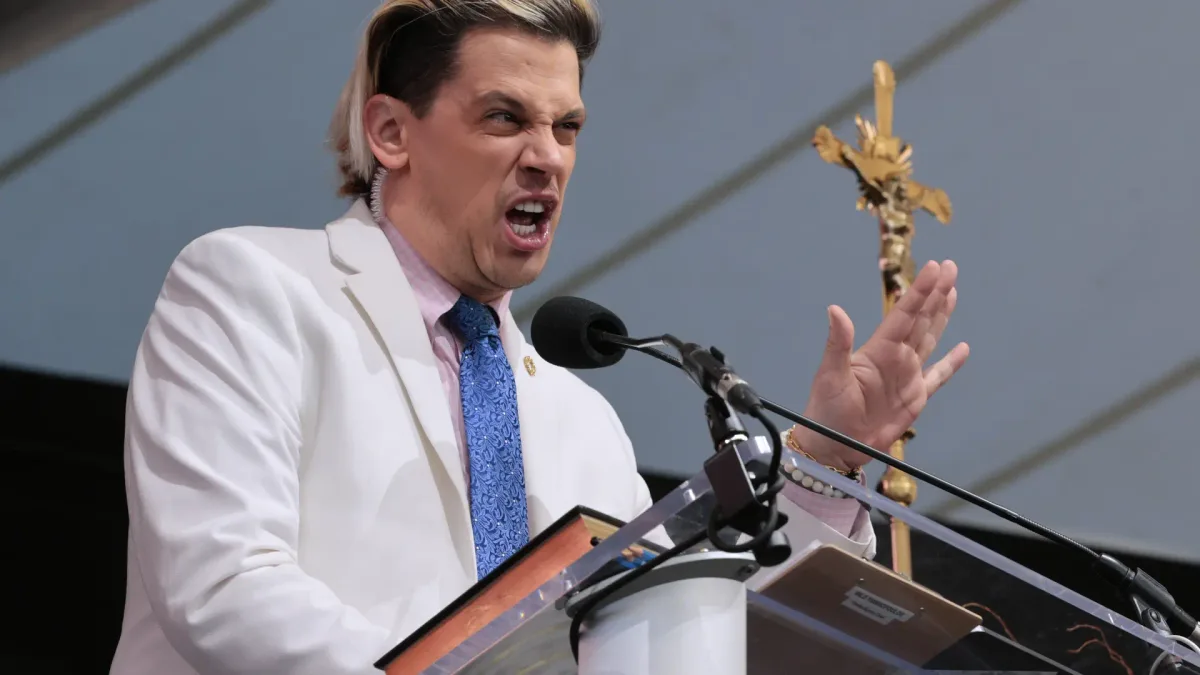 El 'influencer' ultraderechista Milo Yiannopoulos, deportado por EEUU a Reino Unido tras ser detenido por ICE
