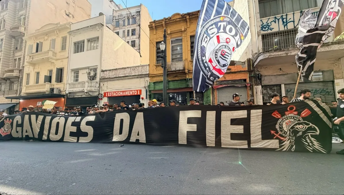 Organizadas do Corinthians protestam no MPSP por intervenção no clube