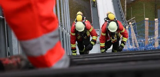 Oberstdorf: Feuerwehrmann stirbt bei Lauf an Skiflugschanze im Oberallgäu