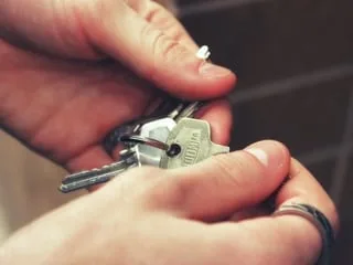 Leur projet immobilier vire au cauchemar : ils n’ont toujours pas emménagé dans leur maison prévue… en 2024