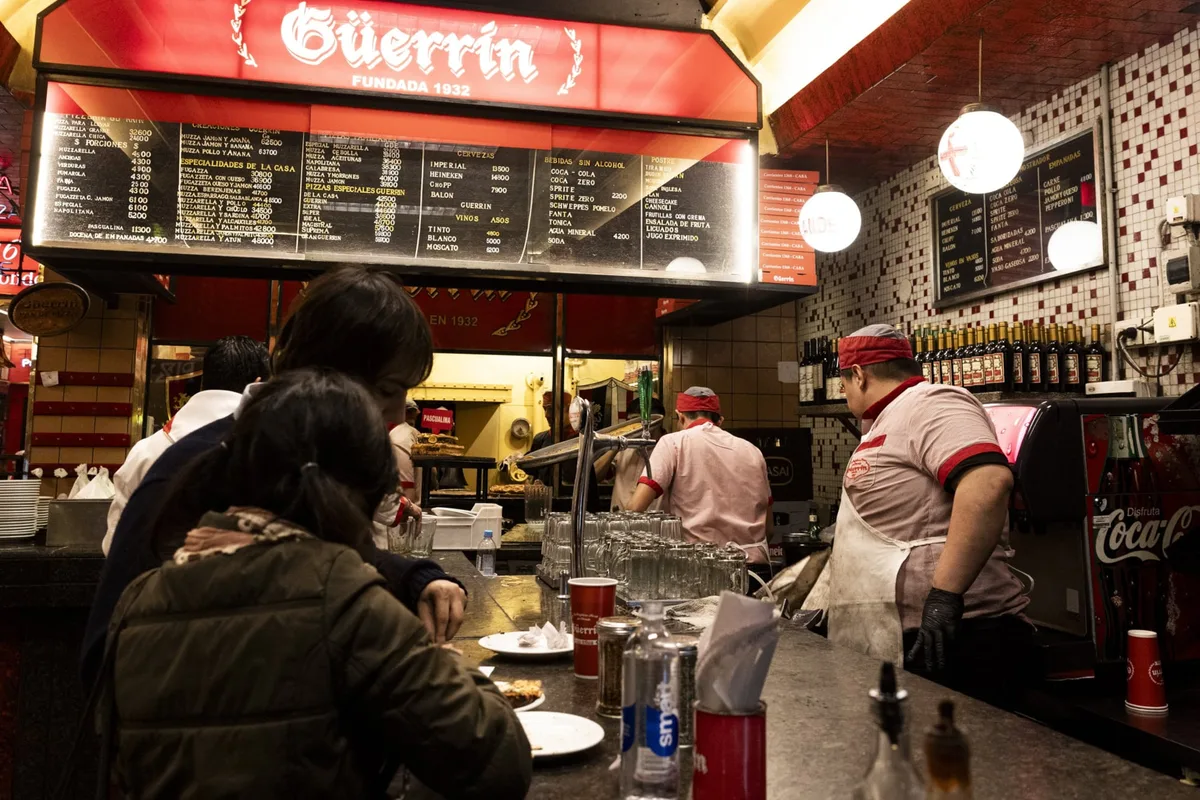 Un hombre murió mientras almorzaba en la tradicional pizzería Güerrín