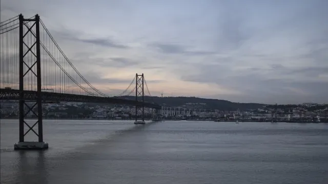 Jovem inglês desaparecido após festa em embarcação no rio Tejo