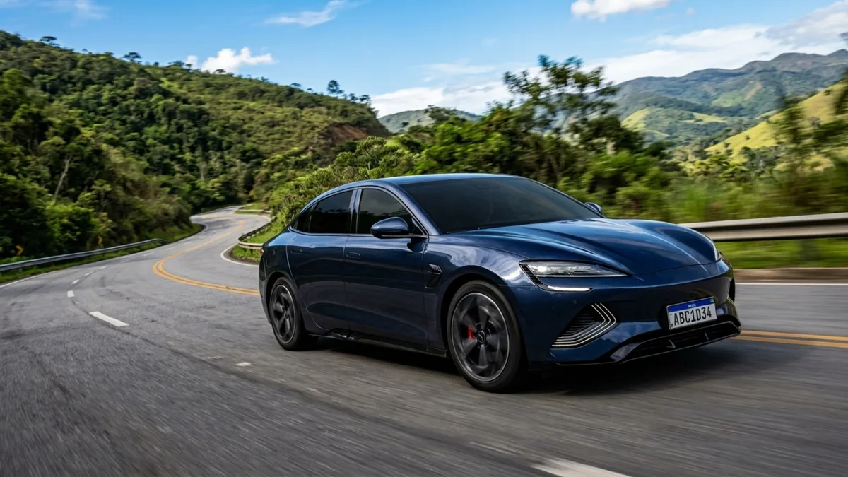 531 cv, 0 a 100 km/h em 3,8 segundos e recarga de 30% a 80% em meia hora colocam sedã elétrico no território dos esportivos