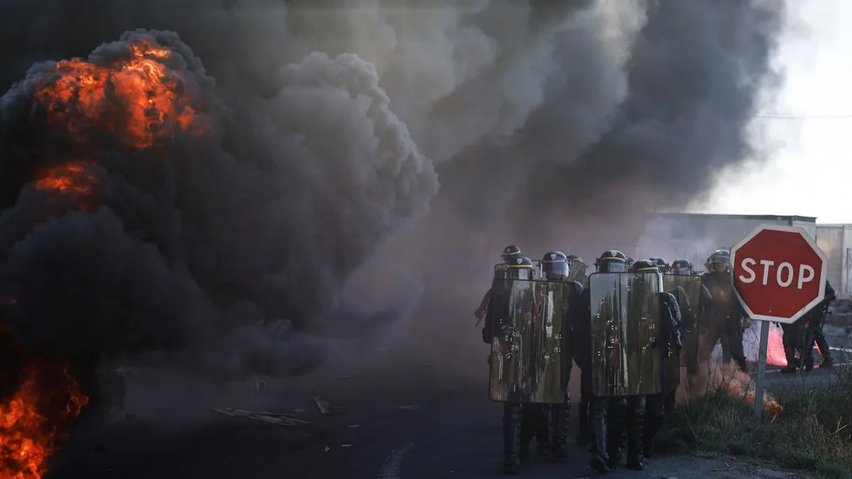 Franzosen gehen auf die Barrikaden - Feuerprotest gegen steigende Spritkosten