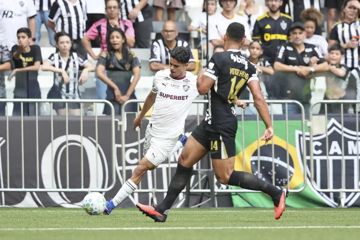Júlio Fidelis mostra maturidade e se consolida no profissional do Fluminense aos 19 anos