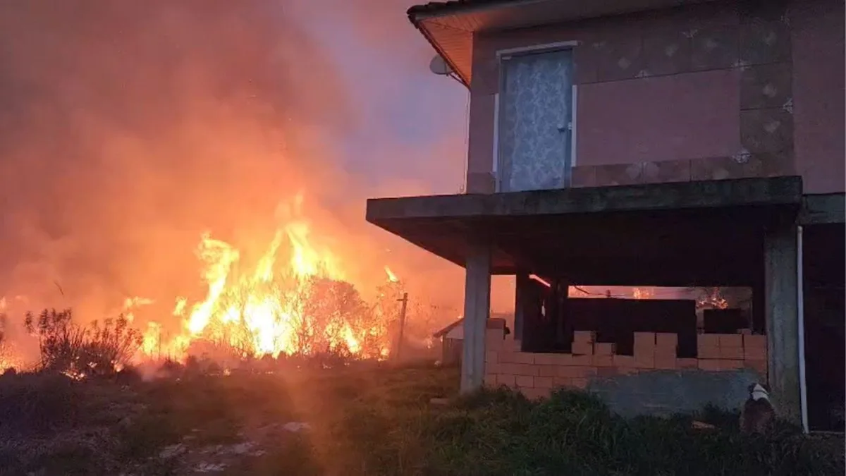 Incêndio em vegetação assusta moradores e quase atinge casas em uma das cidades mais frias do Brasil