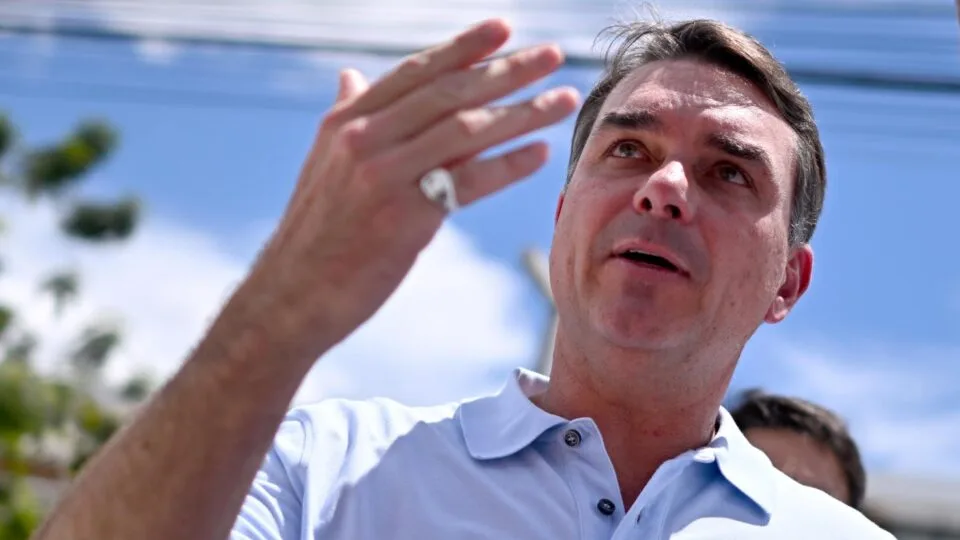 Flávio Bolsonaro quer retomar obras de Angra 3 e resorts na cidade fluminense