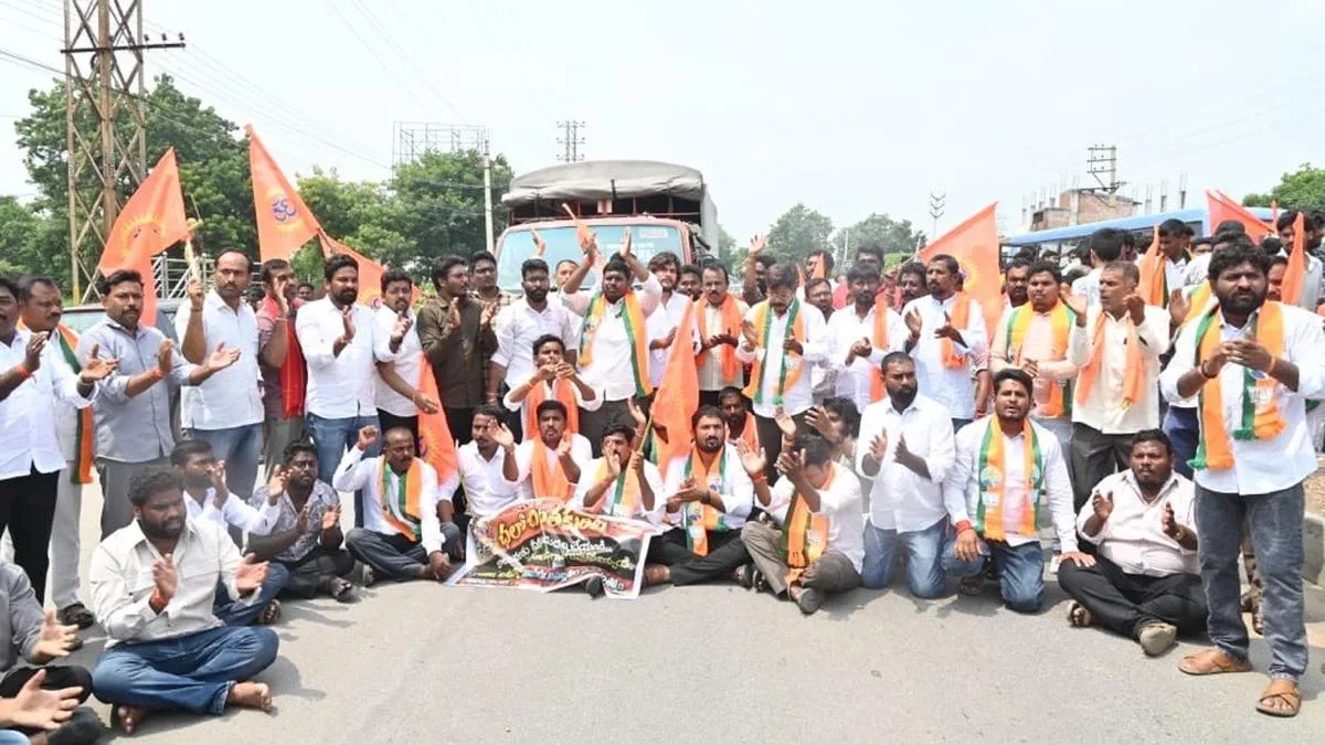 BJP stages ‘Chalo Chintakunta’ protest for release of water ahead of Ganesh idol immersion ceremony