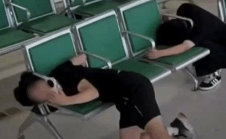 Amigo tenta ajudar homem com cabeça presa em cadeira de hospital e acaba enroscado também; veja vídeo