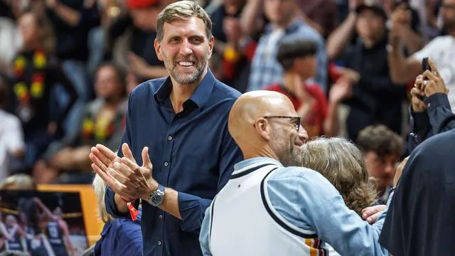 Vor WM-Halbfinale in Berlin: Tanzender Nowitzki ist stolz auf deutsche Basketballerinnen