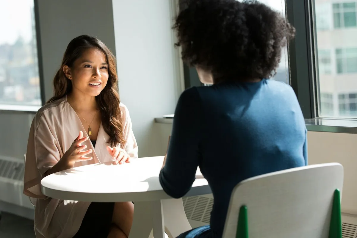 Como interromper quem não pára de falar sem parecer mal-educado