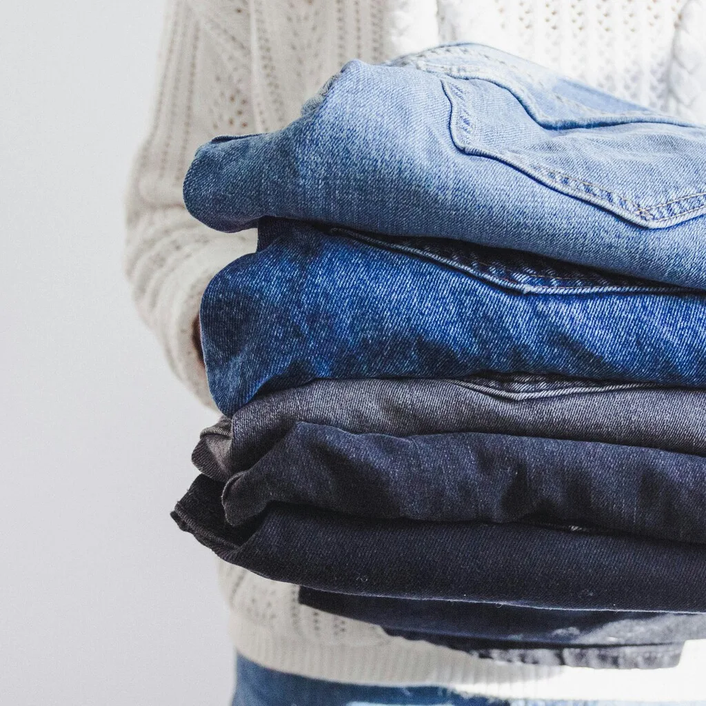 Un estudiante usó sus jeans durante 15 meses sin lavarlos: su profesora descubrió que casi todos los lavamos demasiado