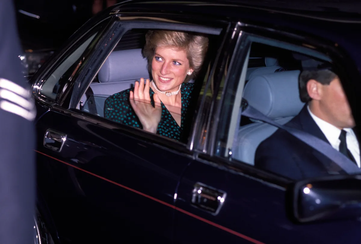 El día que fotografiaron a Carlos III en una cita secreta con una rubia y Lady Di supo que era la reina Camilla: “Me quedé de piedra, jamás había estado en ese tren”