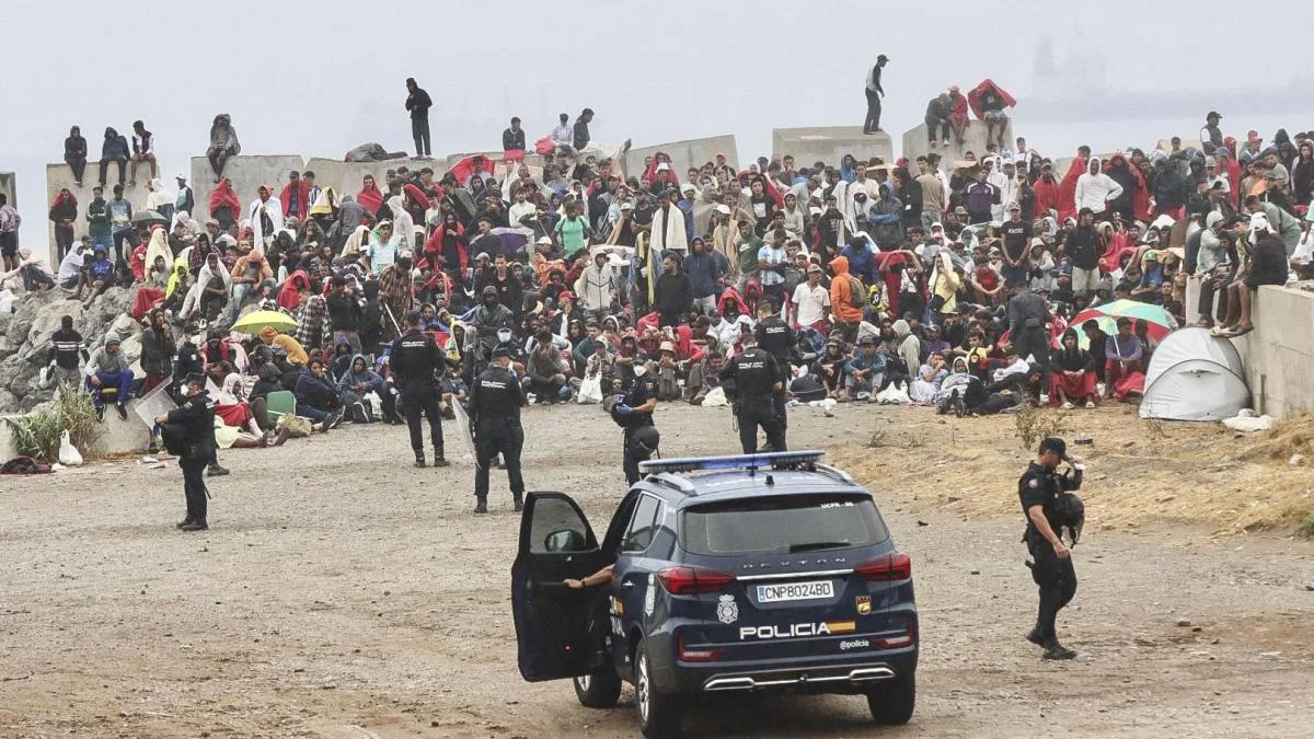 Vuelven a desalojar a más de mil migrantes de la playa de El Trampolín