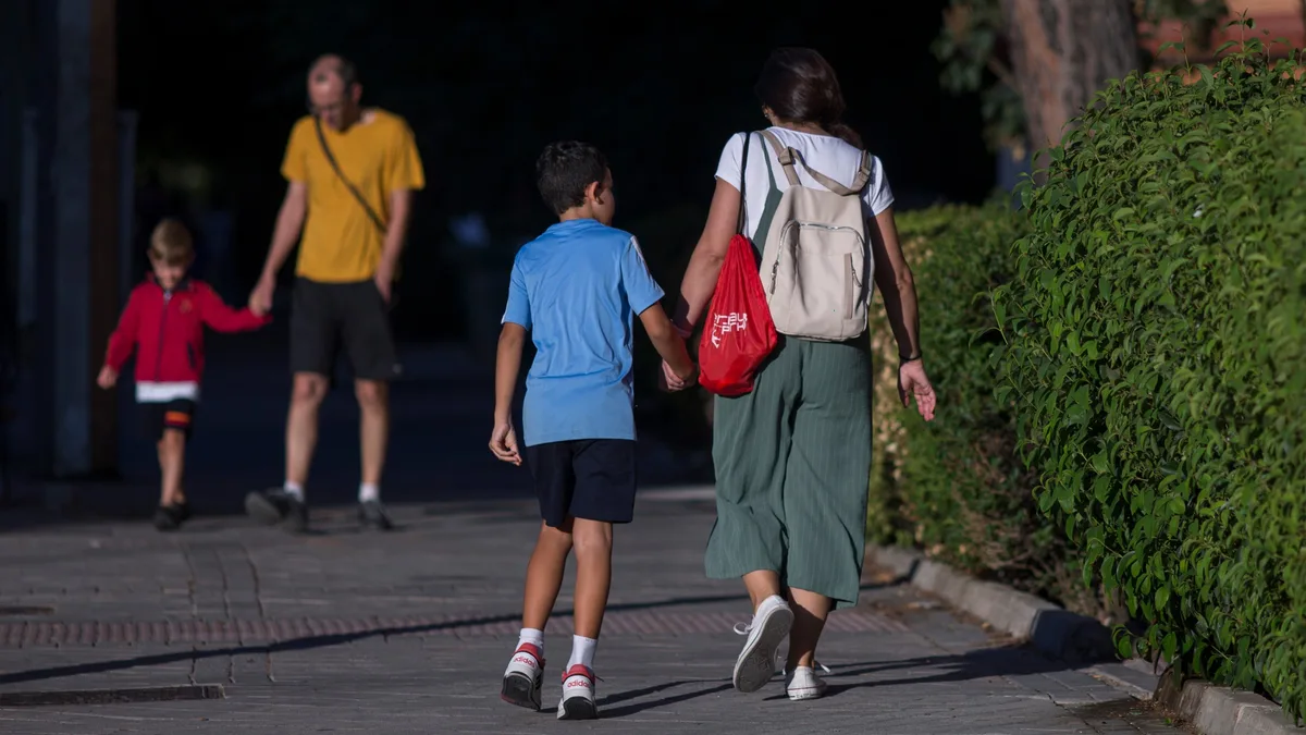 Los padres y madres son menos alegres, pero se sienten más plenos: así es la paradoja de la paternidad