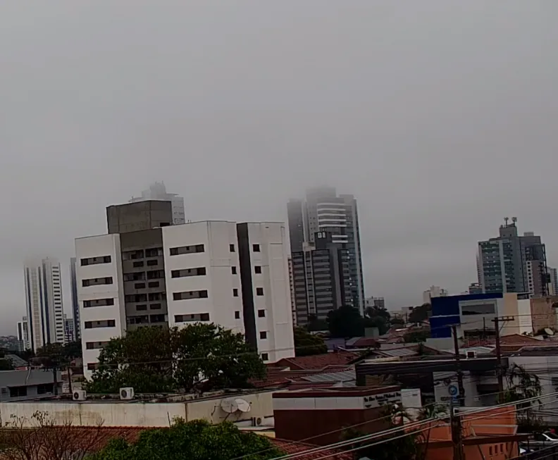 Nevoeiro encobre prédios e reduz visibilidade em Campo Grande nesta manhã