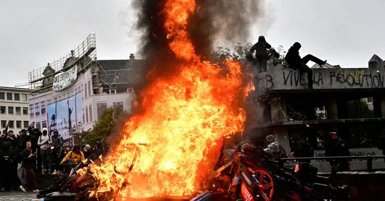 Protestos na Bélgica: jovens em confronto com a polícia
