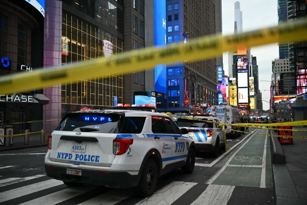Mulher é baleada pela polícia após esfaquear duas pessoas em Nova York