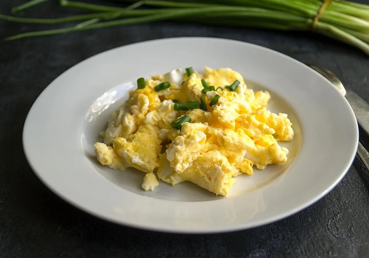 Ni mantequilla ni aceite: los huevos revueltos quedan más cremosos con este ingrediente