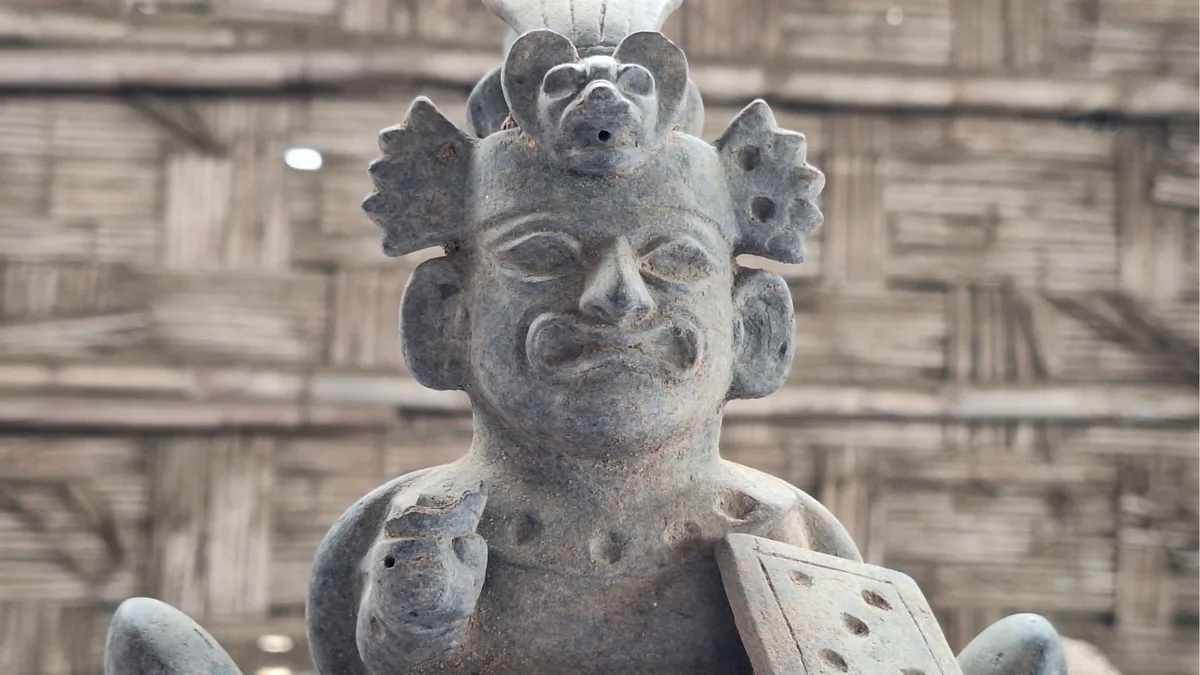 Huaca de la Luna: descubren tumba de un niño de la élite mochica con 32 piezas de cerámica y una máscara de metal