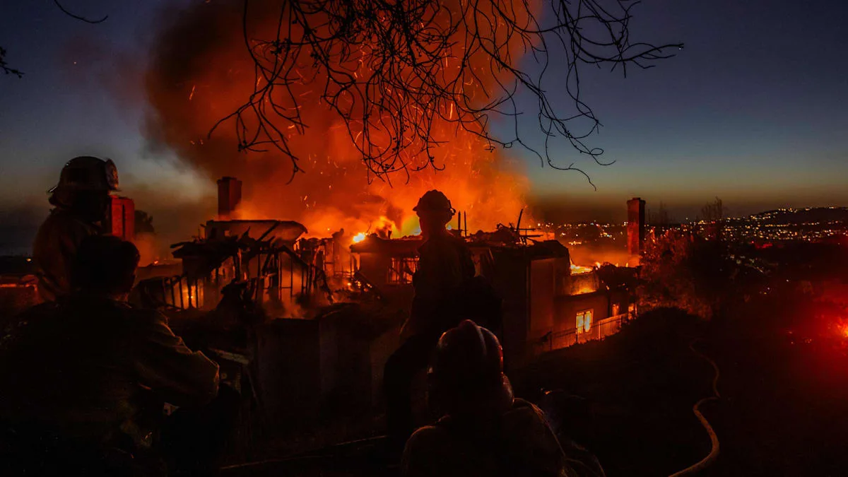 Über 500 Einsatzkräfte kämpfen gegen Flammen um Los Angeles
