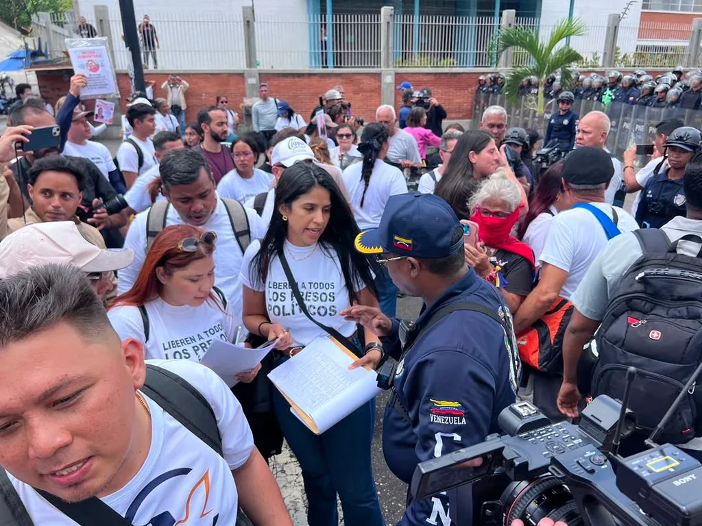 Familiares de presos políticos denunciaron tratos crueles en las cárceles durante marcha a Miraflores (+Fotos y videos)