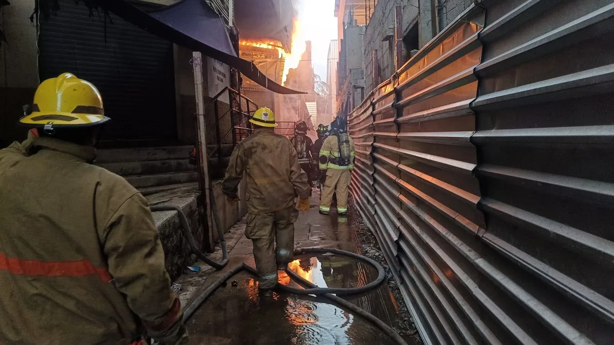Mercado Central de Acapulco se incendia otra vez: consume 95 locales