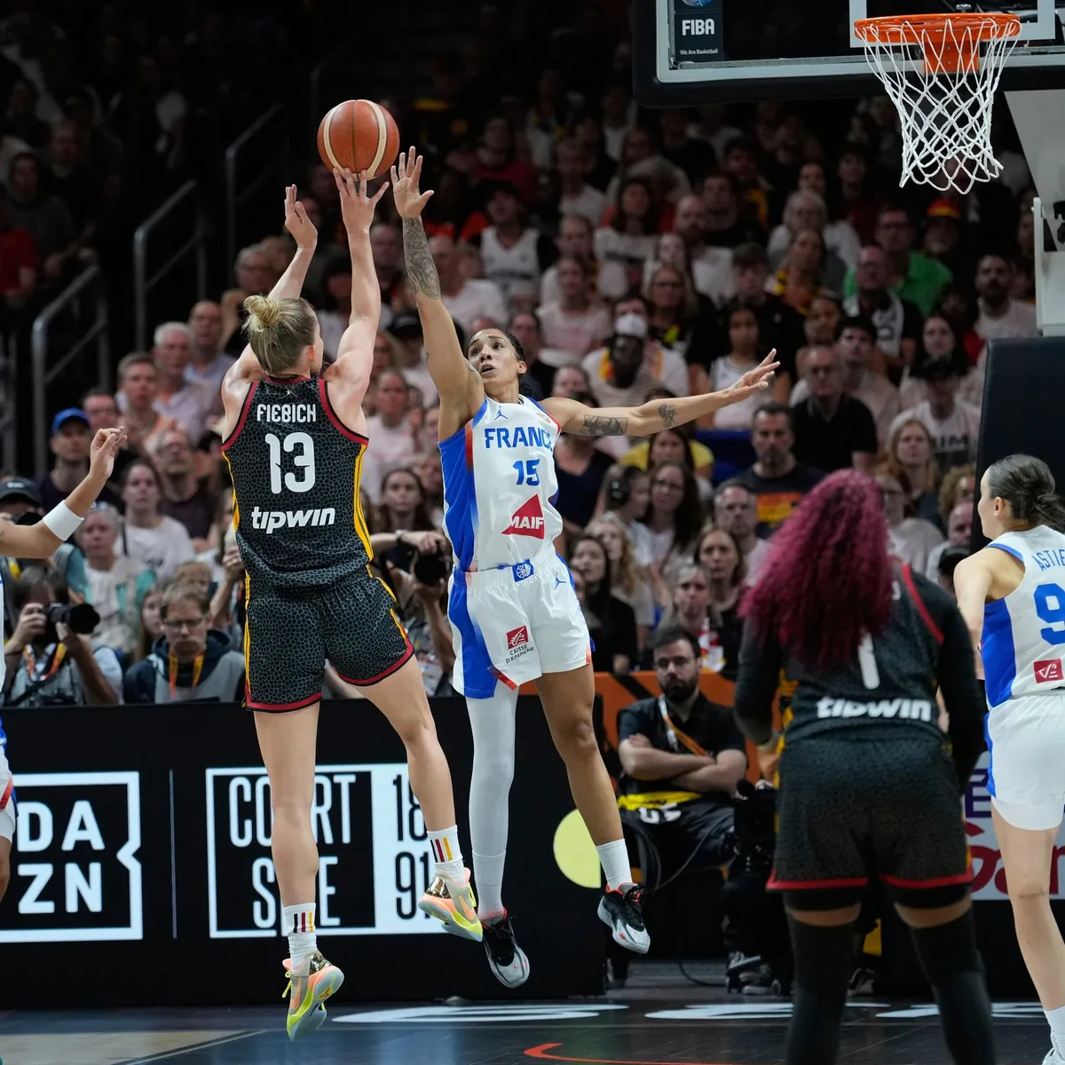 Berlin - Deutsche Basketballerinnen unterliegen gegen Frankreich - und spielen heute um WM-Bronze
