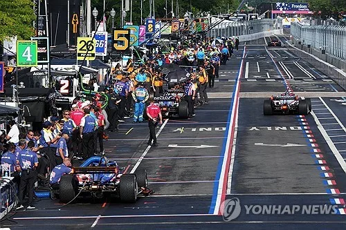 트럼프가 띄운 자동차경주 개막…美 심장부서 시속 300㎞ 질주